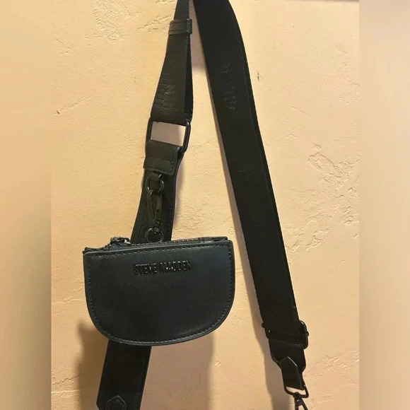 STEVE MADDEN BZoia Black Quilted Crossbody With Accessory Pouch. - Picture 5 of 9